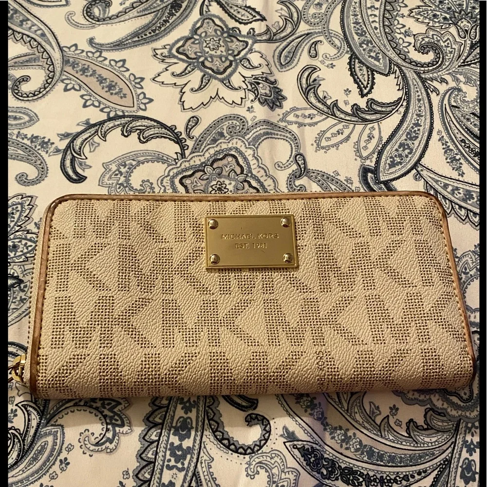 Michael Kors wallet with gold tone plate on front - Picture 1 of 14